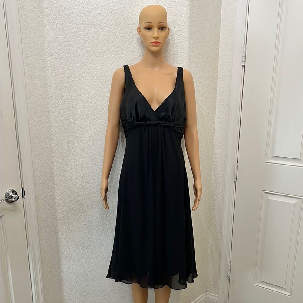 Jones Wear Dress Size 14 VNeck Sleeveless Silky Satin Elegant Black Midi Dress